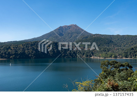御池と高千穂峰 137157435