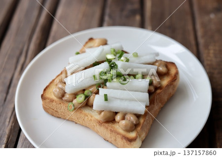 大根ピクルスとネギを乗せたパンドミの納豆トースト 137157860