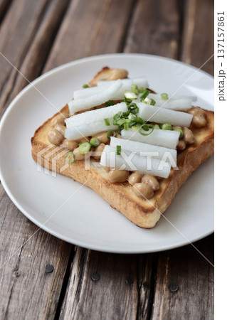 大根ピクルスとネギを乗せたパンドミの納豆トースト 大根ピクルスとネギを乗せたパンドミの納豆トースト 137157861