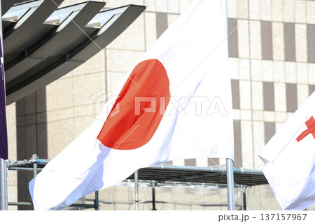 【日本の国旗】春の街並みになびく国旗 137157967