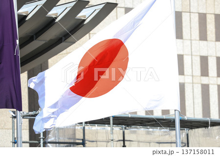 【日本の国旗】春の街並みになびく国旗 137158011