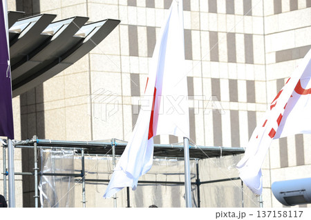【日本の国旗】春の街並みになびく国旗 137158117