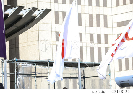 【日本の国旗】春の街並みになびく国旗 137158120