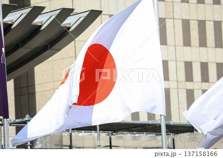 【日本の国旗】春の街並みになびく国旗 137158166
