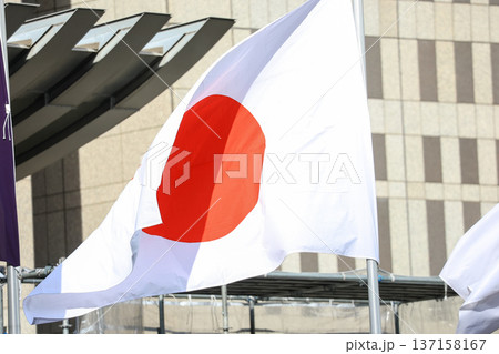 【日本の国旗】春の街並みになびく国旗 137158167