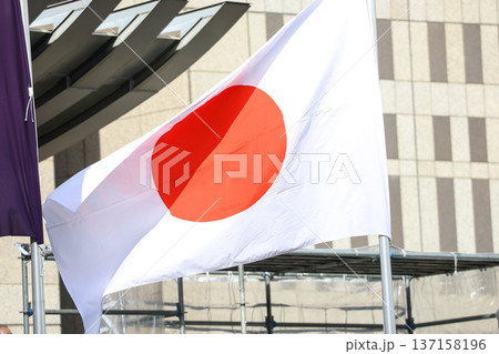 【日本の国旗】春の街並みになびく国旗 【日本の国旗】春の街並みになびく国旗 137158196