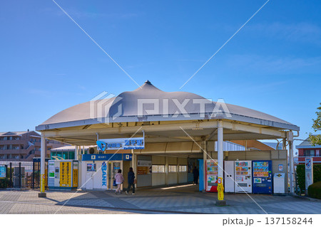 川崎市麻生区の小田急多摩線 栗平駅(くりひらえき)北口を見る 137158244