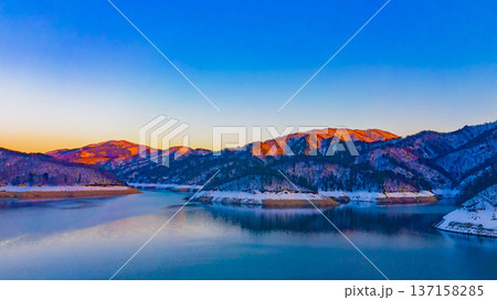 福井県大野市。冬の九頭竜湖が美しすぎた。 青とオレンジのコントラストが、絵画のよう。ドローン空撮。 137158285