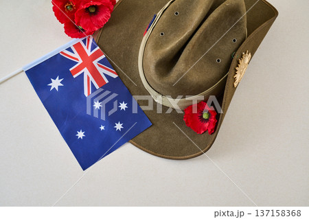 Australian flag, slouch hat, and remembrance poppies for anzac day 137158368