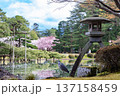 徽軫灯籠と鷺（兼六園・2020/04/11） 137158459