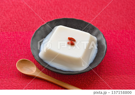 ひんやり冷たい中華スイーツ 杏仁豆腐 137158800