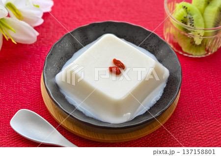 ひんやり冷たい中華スイーツ 杏仁豆腐 ひんやり冷たい中華スイーツ 杏仁豆腐 137158801