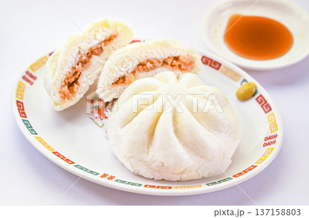 お皿に盛った中華まん二つとタレ 137158803