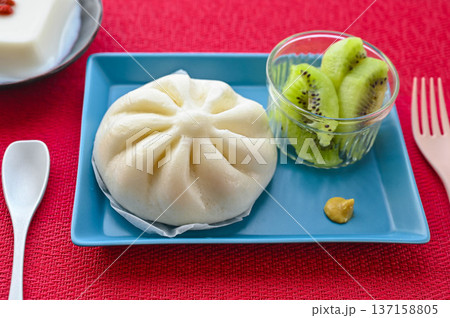 中華まんとキウイ 中華まんとキウイ 137158805