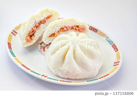 お皿に盛った中華まん二つ 137158806