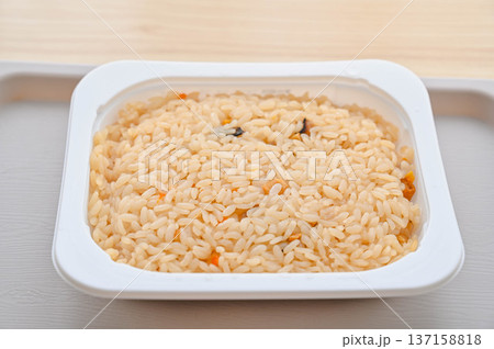 レンチンしたレトルトご飯　とり釜めし 137158818