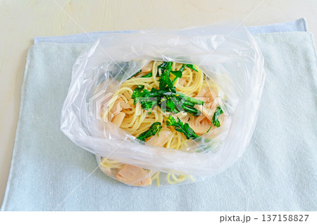 保存袋で冷凍する菜花と筍のパスタ 137158827