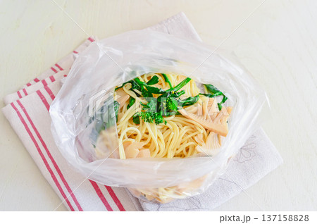 保存袋で冷凍する菜花と筍のパスタ 137158828