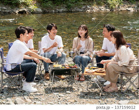 河原でバーベキューを楽しむ男女6人 137159012