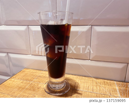 グラスに入ったアイスコーヒー 氷入りの冷たい珈琲 グラスに入ったアイスコーヒー 氷入りの冷たい珈琲 137159095
