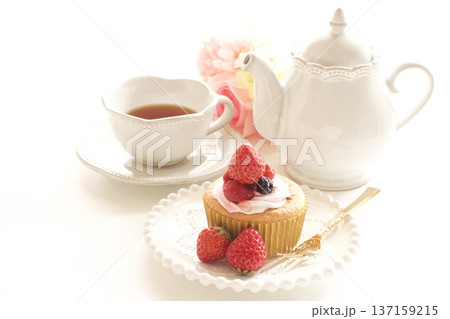 いちごのカップケーキと紅茶 いちごのカップケーキと紅茶 137159215