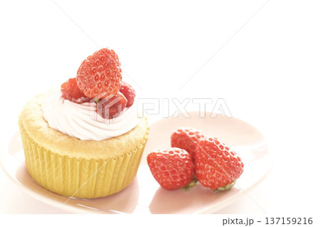 いちごのカップケーキ いちごのカップケーキ 137159216