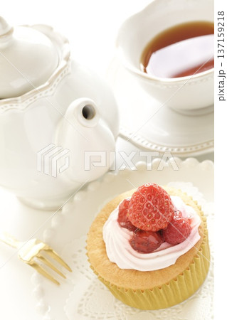 いちごのカップケーキと紅茶 いちごのカップケーキと紅茶 137159218