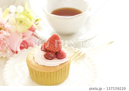 いちごのカップケーキと紅茶 いちごのカップケーキと紅茶 137159220