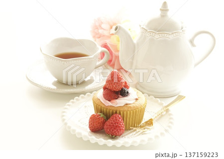 いちごのカップケーキと紅茶 137159223