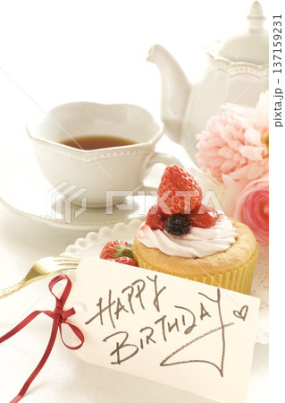 いちごのカップケーキとメッセージカード 137159231
