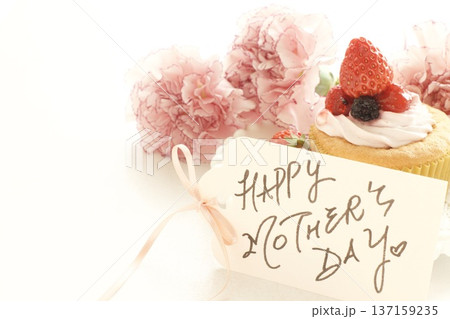 いちごのカップケーキとメッセージカード 137159235