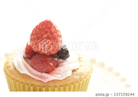 いちごのカップケーキ 137159244
