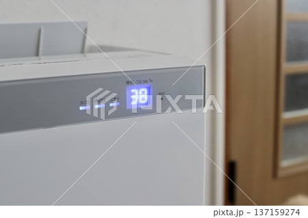 加湿空気清浄機の電光表示パネル　気化式加湿器の低い湿度表示 137159274