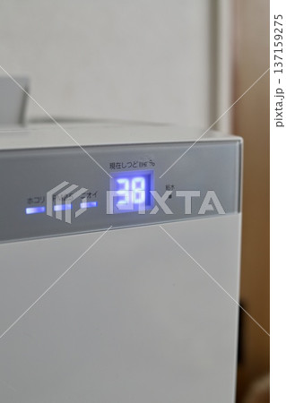 加湿空気清浄機の電光表示パネル　気化式加湿器の低い湿度表示 137159275