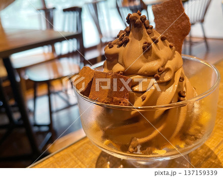 濃厚チョコレートソフトクリームのアップ 137159339