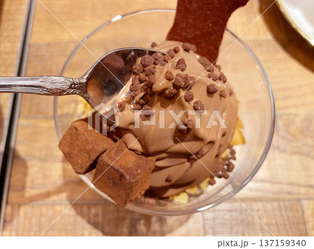 濃厚チョコレートソフトクリームのアップ 137159340