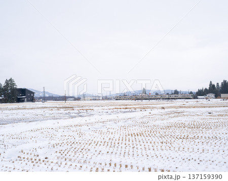 【山形線】雪原の町を駆け抜ける普通列車 【山形線】雪原の町を駆け抜ける普通列車 137159390