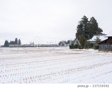 【山形線】雪原の町を駆け抜ける普通列車 137159392
