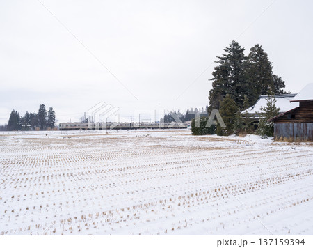 【山形線】雪原の町を駆け抜ける普通列車 【山形線】雪原の町を駆け抜ける普通列車 137159394