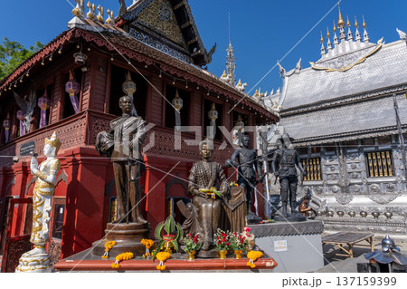 ワット・シースパンの王族像と銀の本堂 137159399