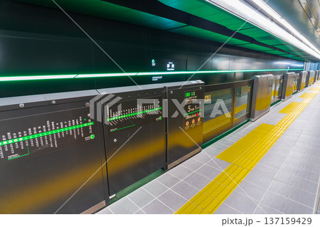 大阪市 夢洲駅のホームドア 大阪市 夢洲駅のホームドア 137159429
