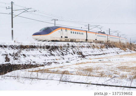 【山形線】雪風景を走行する新幹線つばさ号 137159602