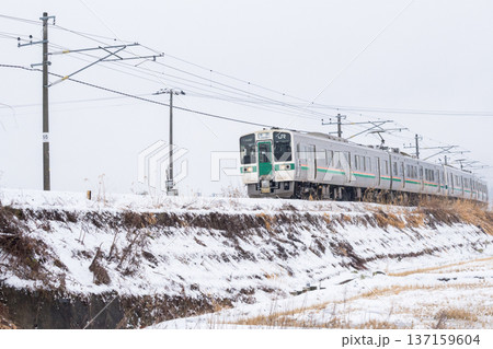 【山形線】雪風景を走行する普通列車 137159604