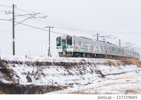 【山形線】雪風景を走行する普通列車 137159605