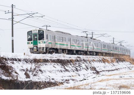 【山形線】雪風景を走行する普通列車 【山形線】雪風景を走行する普通列車 137159606