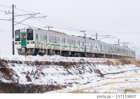 【山形線】雪風景を走行する普通列車 137159607