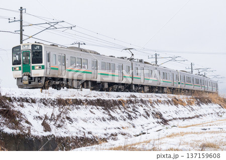 【山形線】雪風景を走行する普通列車 【山形線】雪風景を走行する普通列車 137159608