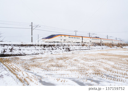 【山形線】雪風景を走行する新幹線つばさ号 137159752