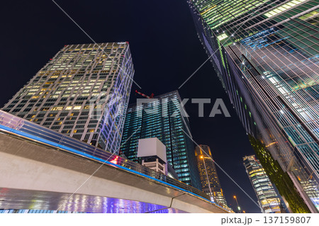 渋谷駅前の高層ビル群　東京夜景 137159807