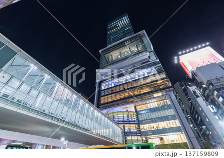 渋谷駅前の高層ビル群　東京夜景 137159809